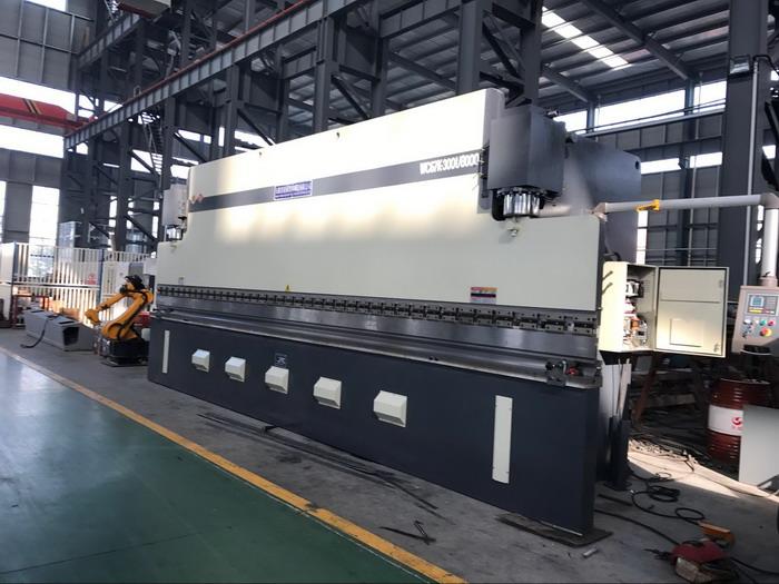 China Yawei 2 axis 300T8M press brake 8m sheet metal bending machine manufactures